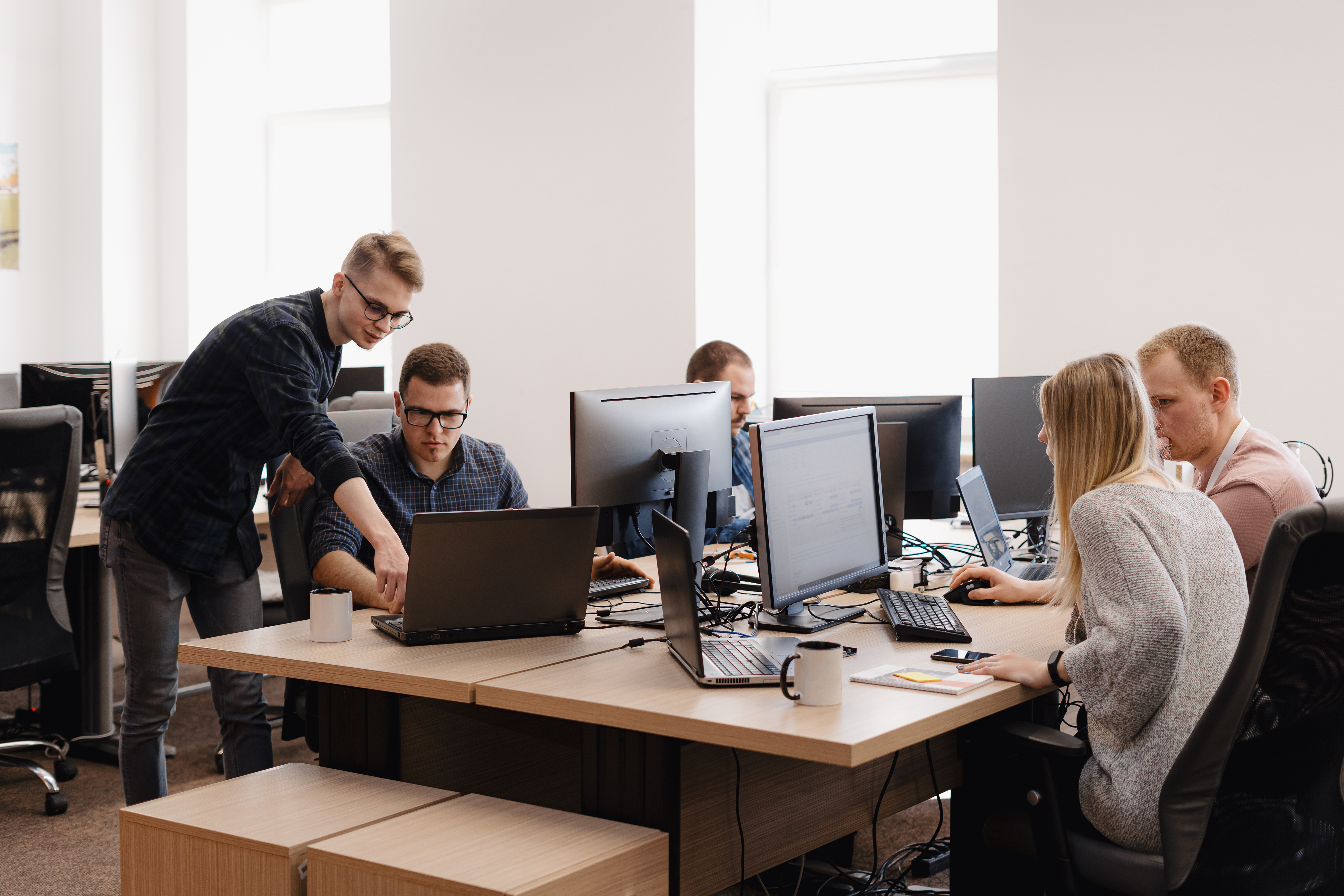 Equipo de trabajo en oficina